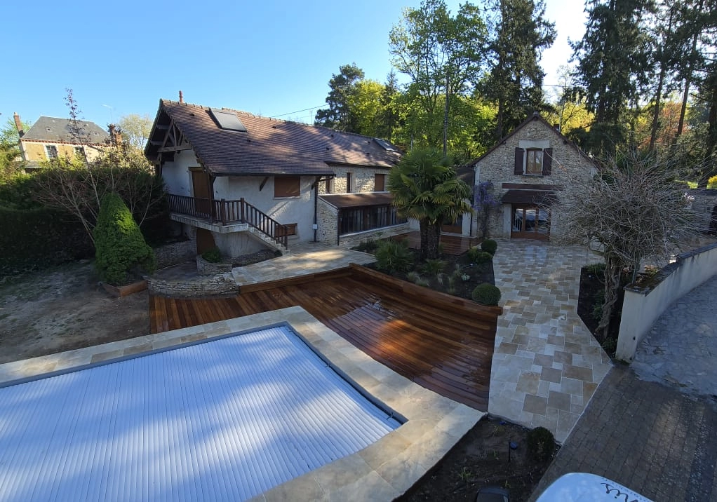 Quelques semaines de déplacement et voici la métamorphose complète de l'entrée de cette belle maison
