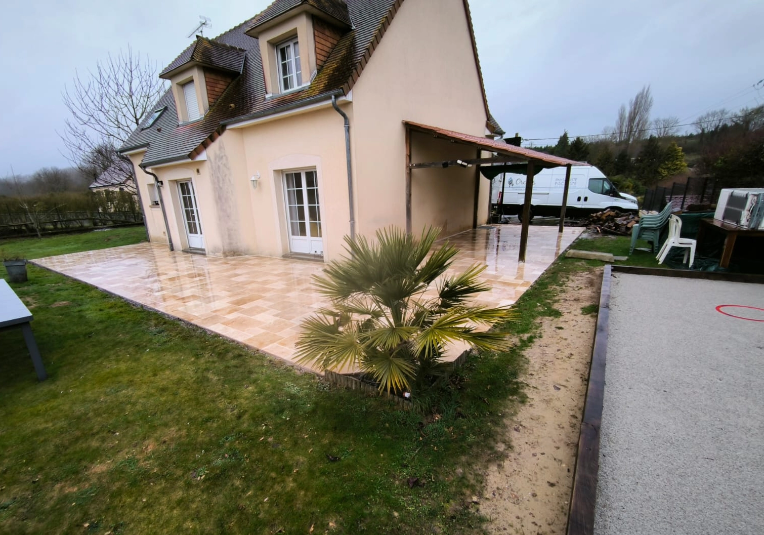Terrasse en dallage travertin + terrain de pétanque