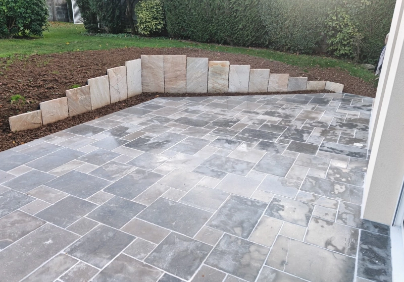 Une terrasse en pierre naturelle pour un extérieur durable - Paysagistes et piscinistes à Caen Une terrasse en pierre naturelle pour un extérieur durable